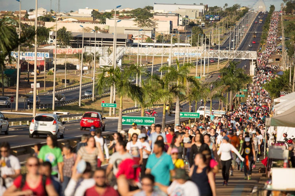 Você está visualizando atualmente Romeiros do Divino Pai Eterno devem se preparar para caminhada e redobrar cuidados com hidratação, alerta Saúde