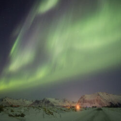 Para os fascinados pelas maravilhas da natureza, a caça à aurora boreal no arquipélago das Ilhas Lofoten, na Noruega, promete aventuras inesquecíveis