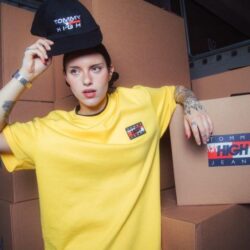 Tommy Jeans lança coleção-cápsula com a HIGH, marca brasileira de streetwear