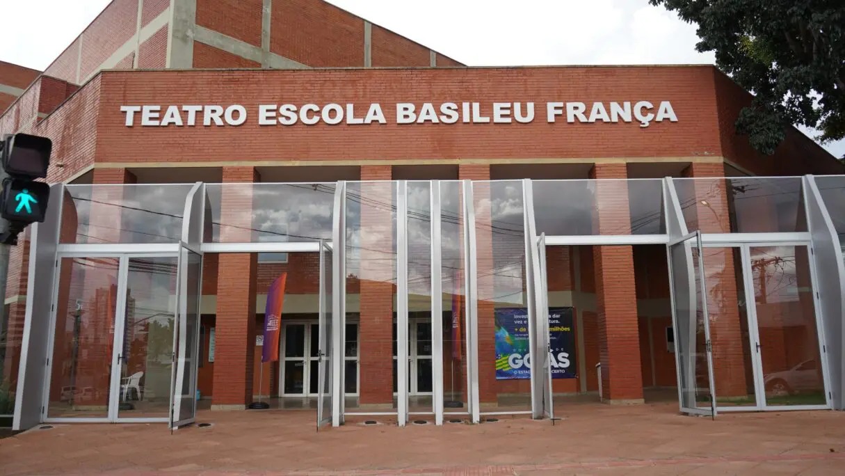 Você está visualizando atualmente Basileu França lança edital com 377 vagas para cursos gratuitos de Artes Visuais