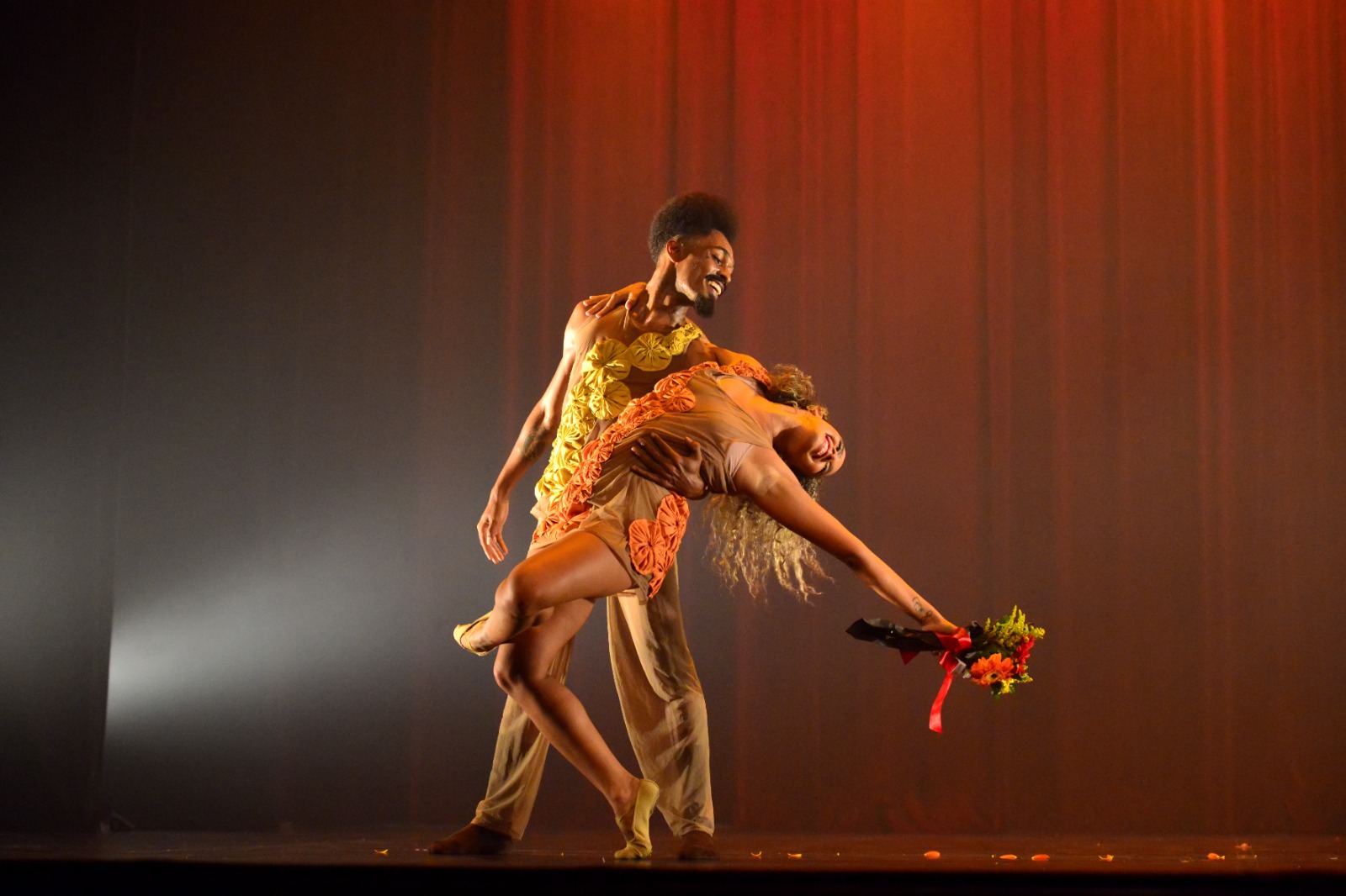 Você está visualizando atualmente Espetáculo de dança traz coreografia inspirada no artesanato nordestino