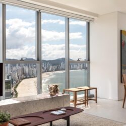 Arquiteta Simara Mello assina interiores de apartamento que valoriza a vista do mar em Balneário Camboriú