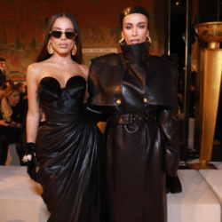 Silvia Braz e Annita assistem juntas ao desfile de Balmain na Paris Fashion Week