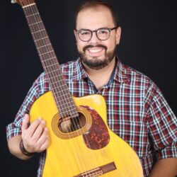 Ricardo Coutinho e mais quatro músicos fazem show de samba, forró e MPB