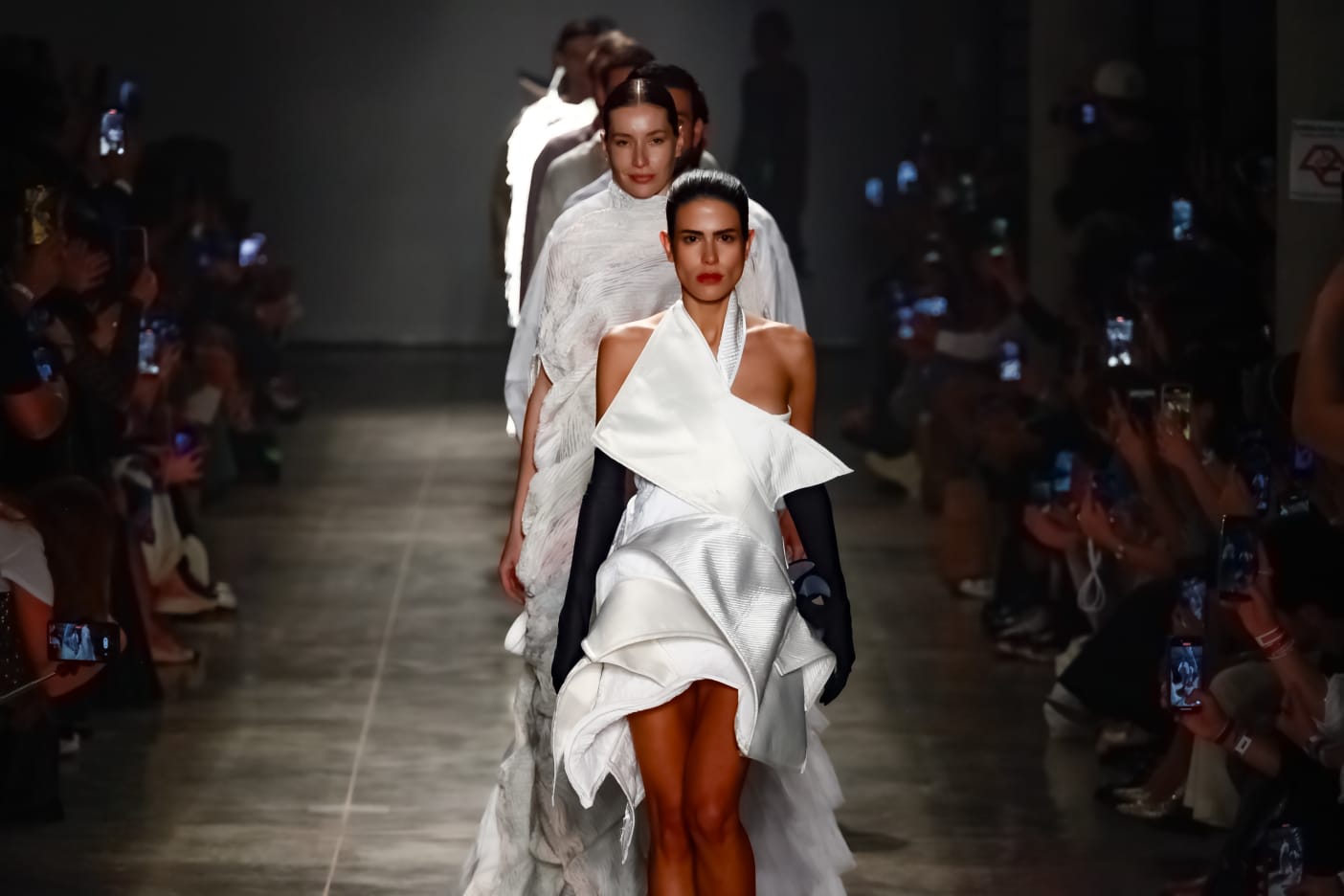 No momento, você está visualizando Anttónia abre desfile de Lino Villaventura no SPFW