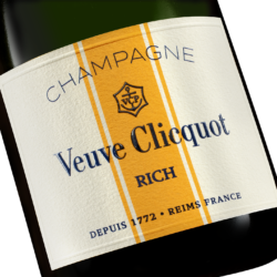 Existe lugar melhor para aproveitar o sol e descobrir os novos Veuve Clicquot RICH e RICH Rosé