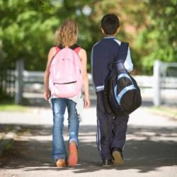 Cuidado com o peso da mochila na volta às aulas