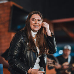 Laiza Lagares é a nova promessa do sertanejo