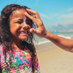 Veja os cuidados que você deve tomar para aproveitar o verão com saúde