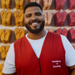 Em websérie, Paulo Vieira comprova de maneira divertida o papel indispensável de Havaianas na rotina dos brasileiros