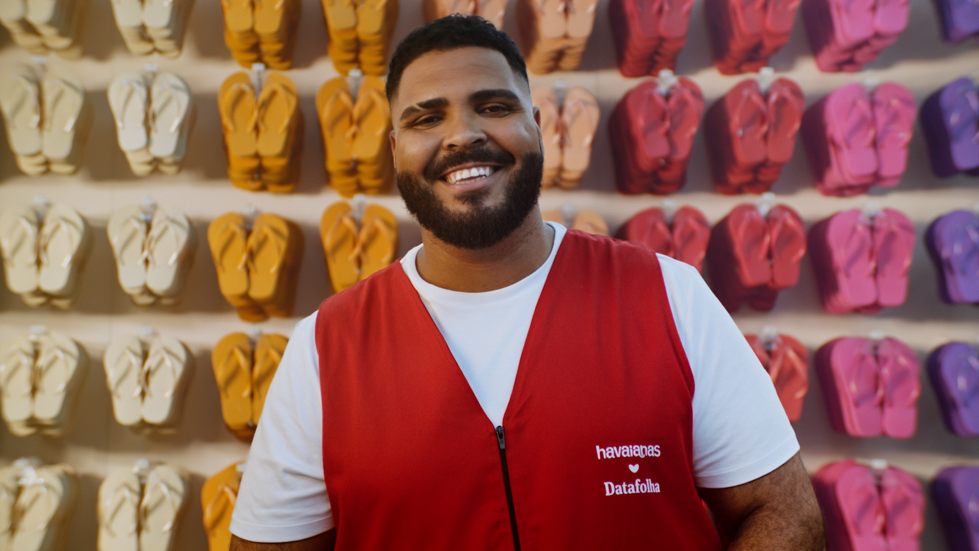 No momento, você está visualizando Em websérie, Paulo Vieira comprova de maneira divertida o papel indispensável de Havaianas na rotina dos brasileiros