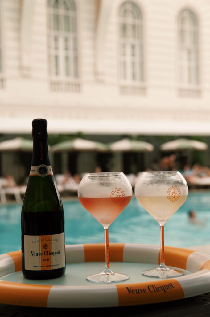 Veuve Clicquot celebra suas novas champagnes Rich on Ice com sunset exclusivo no Copacabana Palace