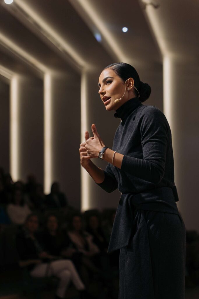 Cíntia Chagas palestra em Goiânia com as temáticas comunicação e elegância