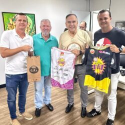 Blokinho UAI presenteia o prefeito Sandro Mabel com abadá