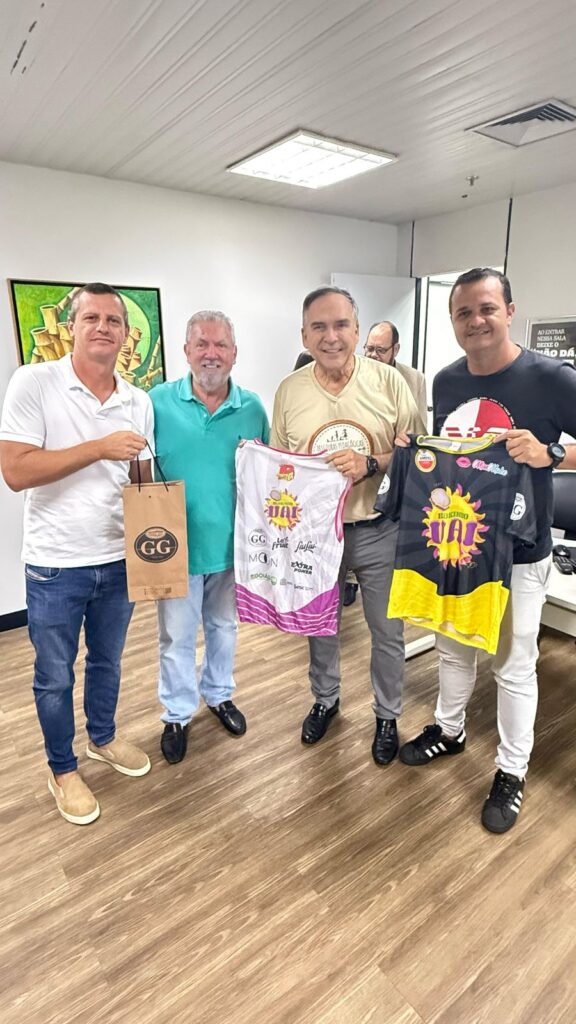 Blokinho UAI presenteia o prefeito Sandro Mabel com abadá