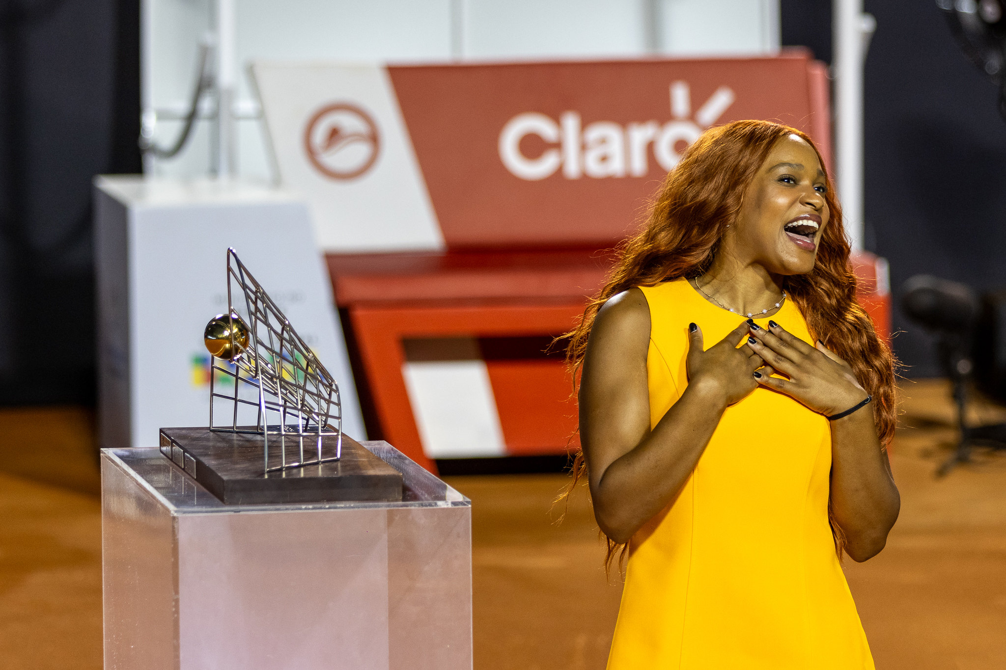 Rebeca Andrade arrasa em look tangerina de marca brasileira para o Rio Open