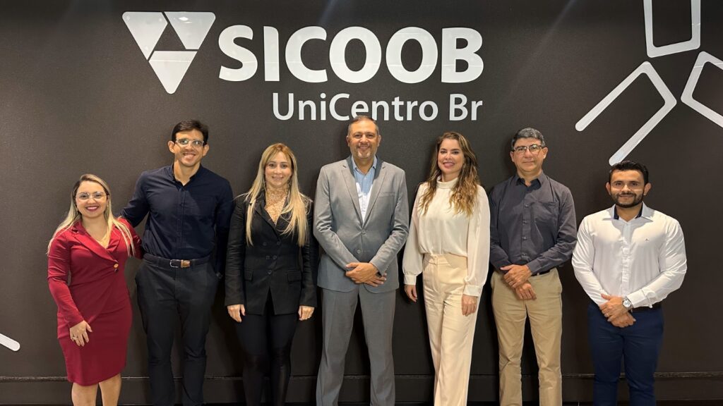 Na foto, os colaboradores do Sicoob UniCentro Br