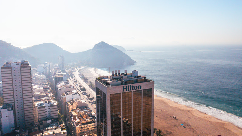 Hotéis Hilton preparam estadias especiais para eventos no Rio de Janeiro em 2025