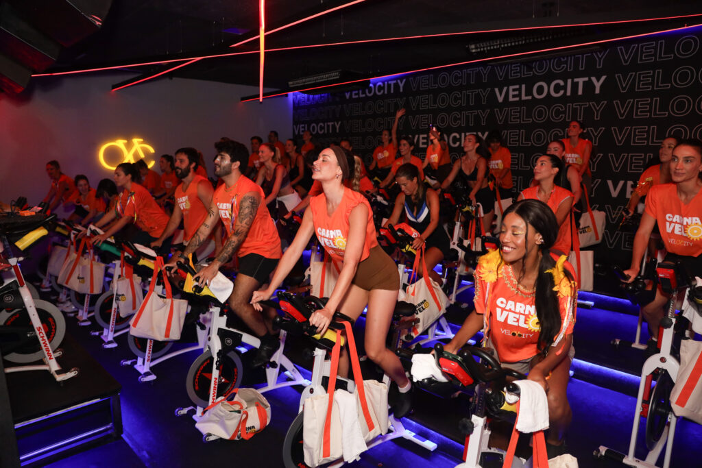 Sabrina Sato comanda aula de pré-Carnaval em estúdio de bike.